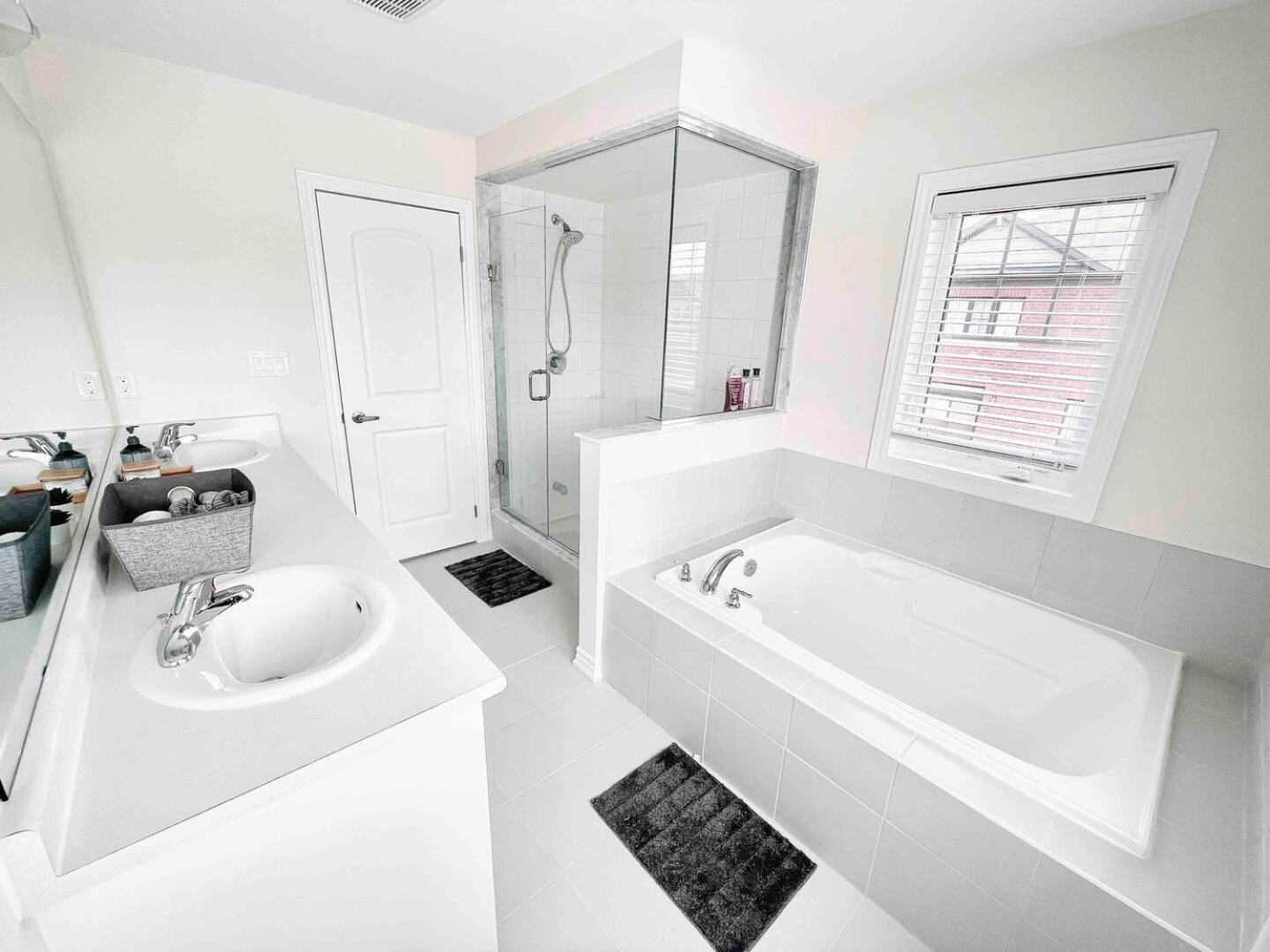 Large 5 Bedroom Newly Built Home Sleeps 12 Persons Thorold Екстериор снимка
