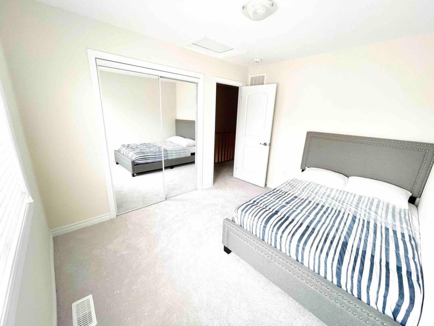 Large 5 Bedroom Newly Built Home Sleeps 12 Persons Thorold Екстериор снимка